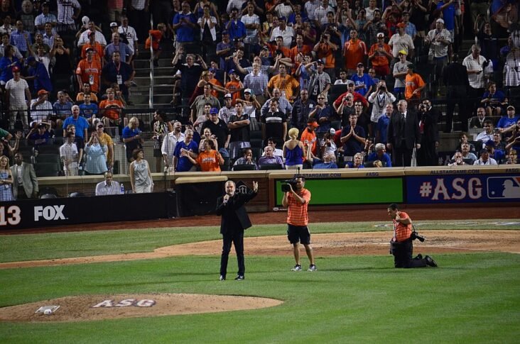 Neil Diamond singing Sweet Caroline